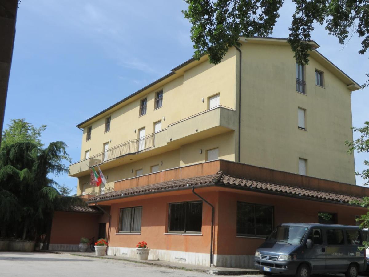 Hotel Ostello Settecolli Sport Filottrano Buitenkant foto