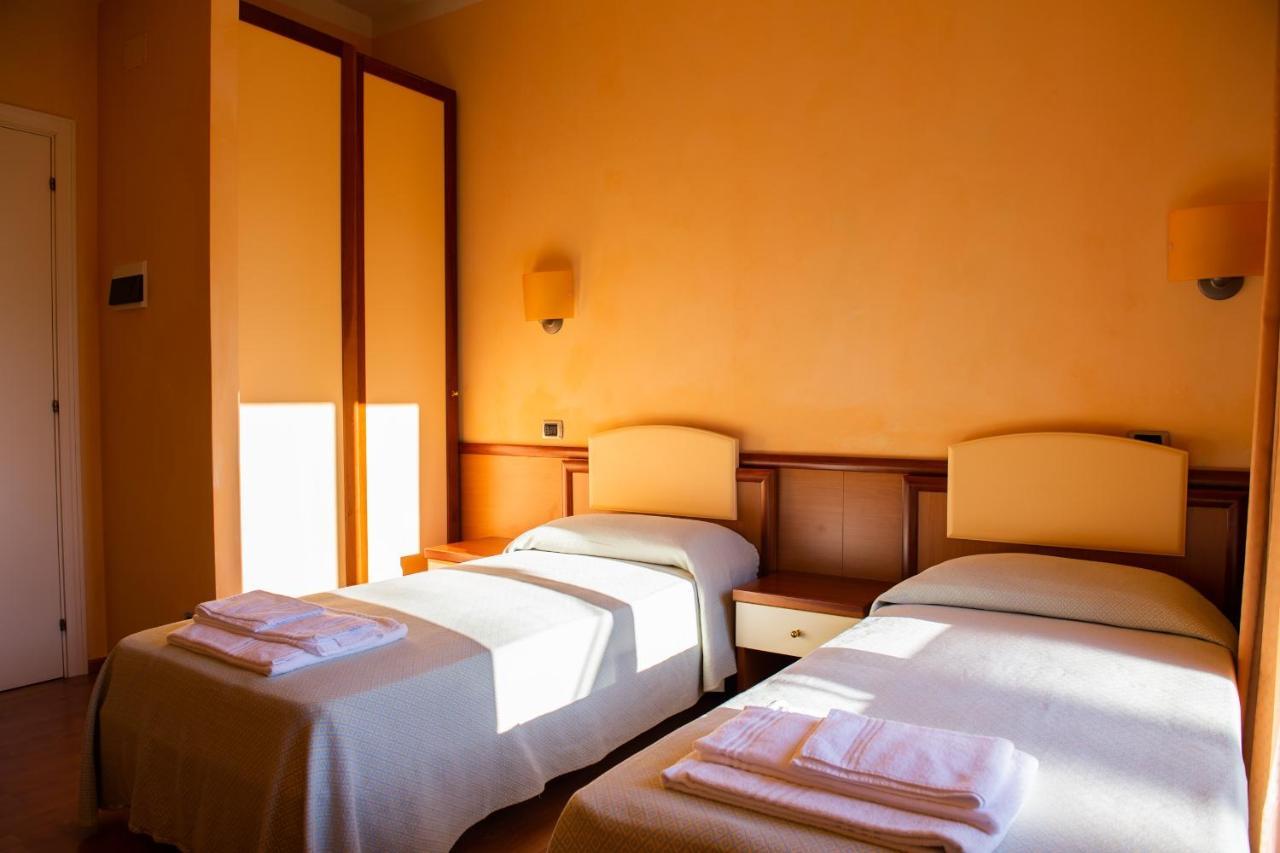 Hotel Ostello Settecolli Sport Filottrano Buitenkant foto
